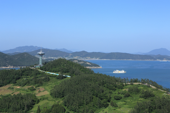 완도타워와 어우러진 다도해 모습