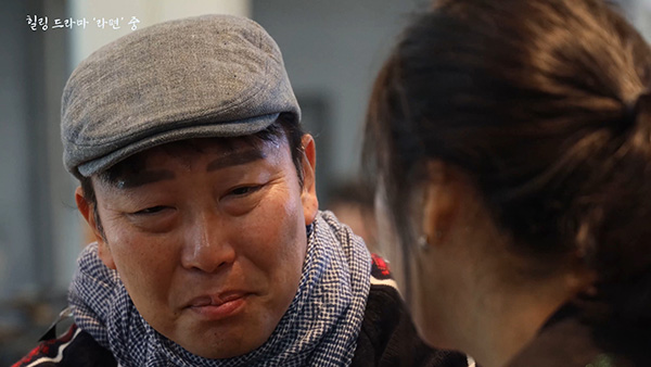 라면 단편영화에서 규복 역을 맡은 한규복이 여동생 소영 역의 손소영과 열연하고 있다