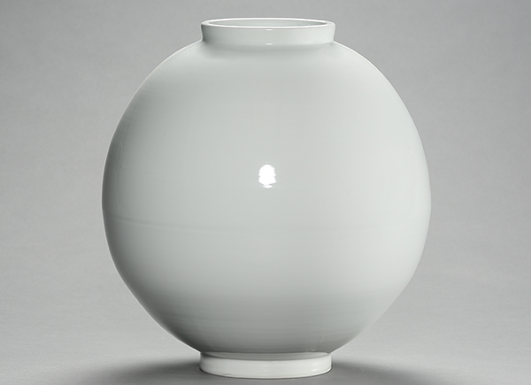 장용덕 명장의 백자 달항아리 사진