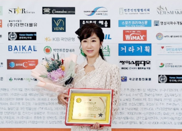 트롯트 가수 하나영이 16일 2021년 가요발전 공로대상을 수상했다.