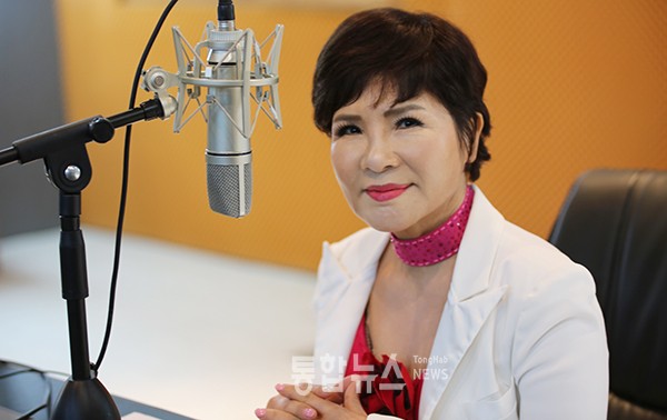 가수 민수연이 매주 유튜브 방송을 진행하고 있다