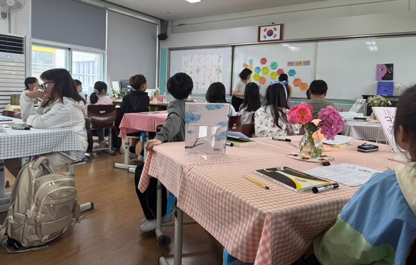 22일 목포동초등학교에서 열린 ‘책 시식회’ 주제 수업에서 학생들이 학습활동에 참여하고 있다.