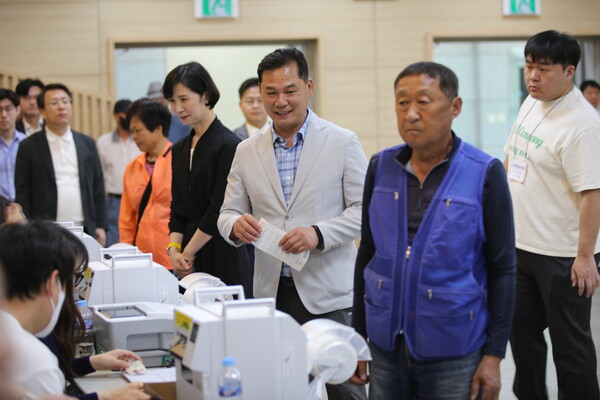 사진 중앙 이호성 의장이 사전 투표하고 있다