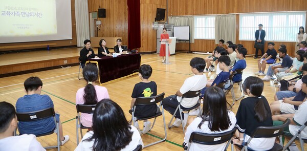 김대중 전남교육감이 수북초등학교 학생, 교육가족들과 소통의 시간을 갖고 있다.