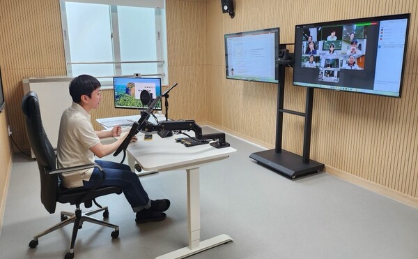 전남온라인학교 교사가 학생들을 대상으로 물리학Ⅱ 수업을 하고 있다.