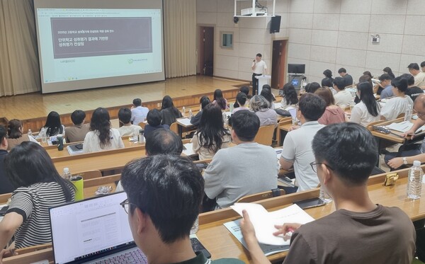 12일 광주광역시교육청교육연수원에서 ‘2025 성취평가제 컨설턴트 역량강화 연수’가 진행되고 있다.