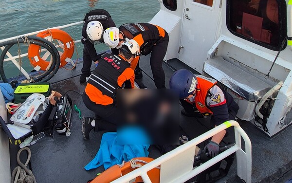 목포해경이 해상 차량 추락, 운전자 응급저치 실시 중에 있다.