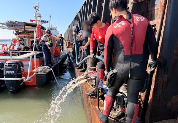 배수펌프를 이용해서 배수작업중인 군산해경 
