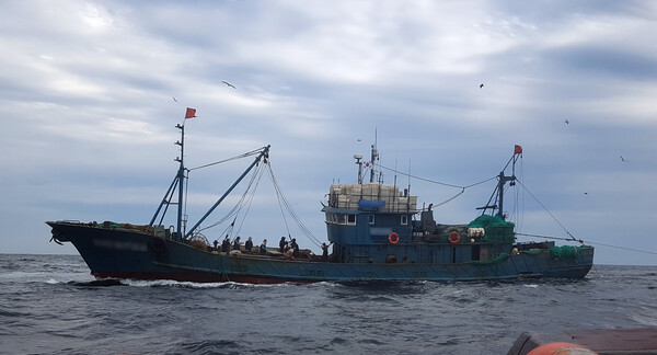 목포해경이 대한민국 배타적경제수역에서 제한조건을 위반해 어업활동을 한 중국어선을 검거했다(나포된 중국어선)