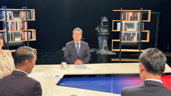 강상구 나주시 부시장(사진 가운데)이 지난 13일 광주MBC 시사 프로그램 '용광로'에 출연해 인공태양 연구시설 유치 나주시 입장을 밝혔다.