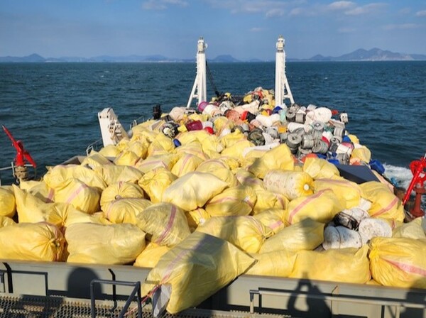 지난 11월 20일 삼산면 손죽도 해양쓰레기를 선적해 운반하고 있다.