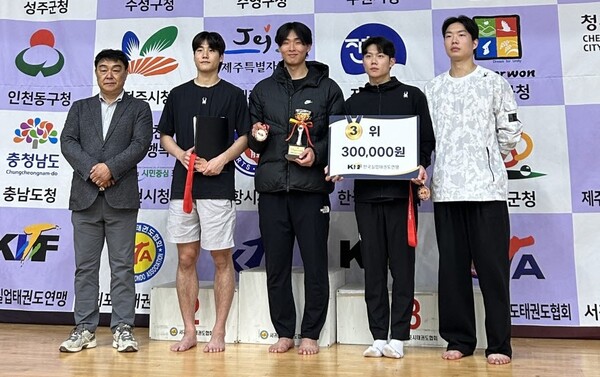 왼쪽 2번째부터 고흥군청 태권도팀 오인성선수,이경학선수,이의현 선수, 고영훈 선수