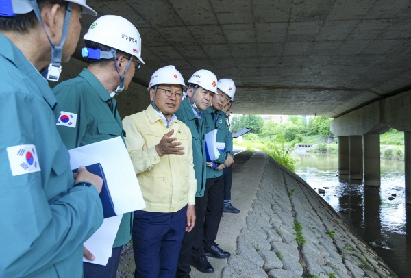 강기정 광주광역시장이 지난 5월 20일 오후 광산구 하남대교를 찾아 광주시 민관 합동점검반과 함께 ‘2025년 집중안전점검’을 실시하고 있다.
