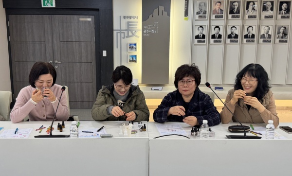 광주광역시는 지난 24일 시청 중회의실에서 최중증발달장애인 통합돌봄서비스 대상 부모 40명을 대상으로 부모 교육과 치유프로그램을 운영했다.