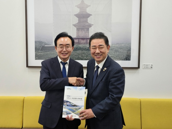 윤병태 나주시장(사진 왼쪽)이 지난 24일 국회에서 김병기 더불어민주당 원내대표와 면담을 갖고 2026년 국고 지원 사업 설명하고 지원을 요청했다.