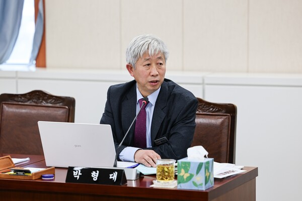 박형대 의원(진보당·장흥1)이 25일 전라남도 여성가족정책관 소관 2026년도 예산안 심사에서 질의하고 있다.