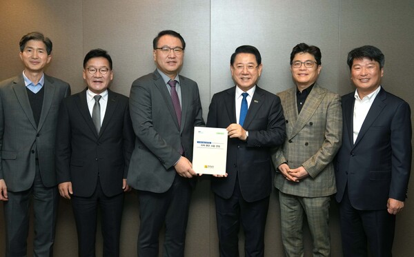 김영록 전라남도지사가 25일 서울 여의도에서 유병서 기획재정부 예산실장과 간담회를 갖고 2026년 국회 증액 핵심사업이 차질없이 반영되도록 지원을 요청한 뒤 전남의 주요 현안사업 건의 내용을 전달하고 있다.